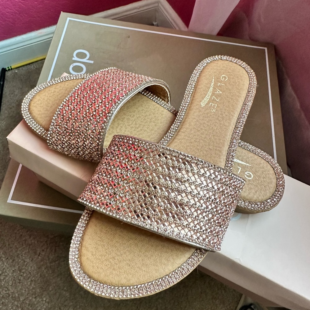 Woman Sandals 🎀✨